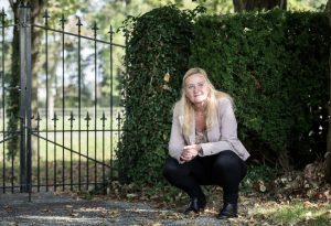 Uitvaart in Assendelft. Foto genomen op begraafplaats