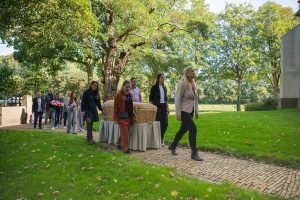 Lopend begeleiden op begraafplaats in Wormeerveer. Persoonlijke begeleiding bij begrafenis in Wormerveer en directe omgeving